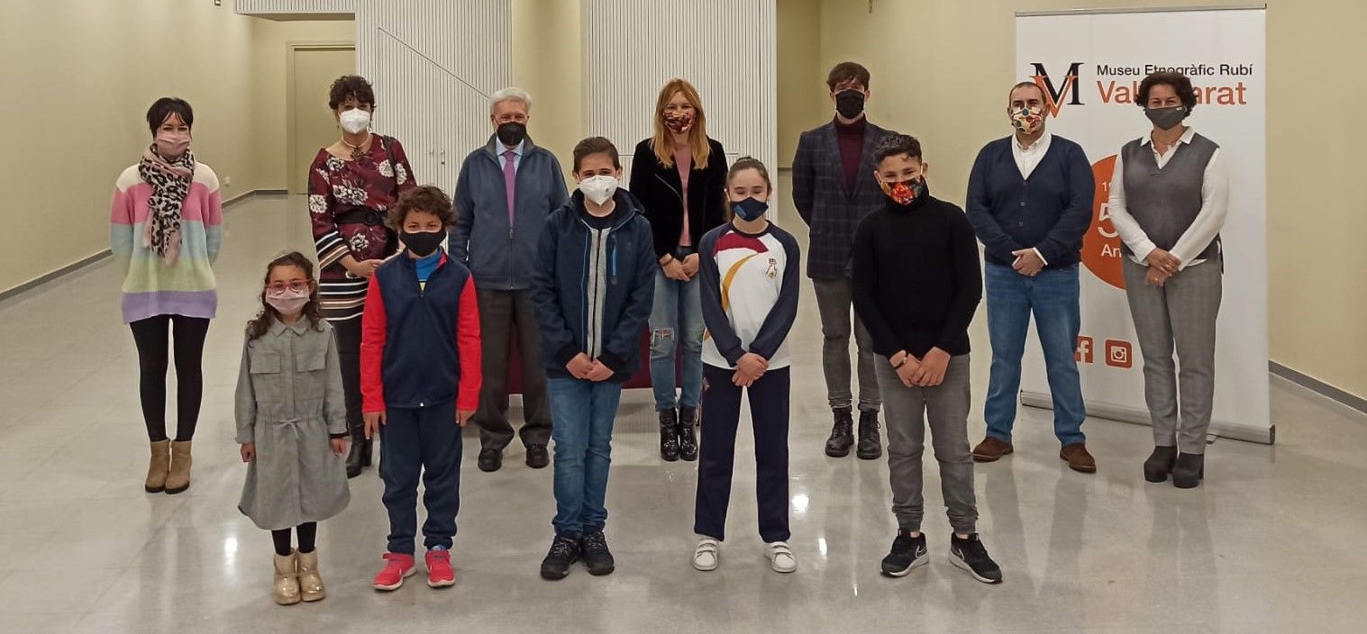 Els alumnes premiats, representants institucionals i del Museu Vallhonrat de Rubí. FOTO: Cedida