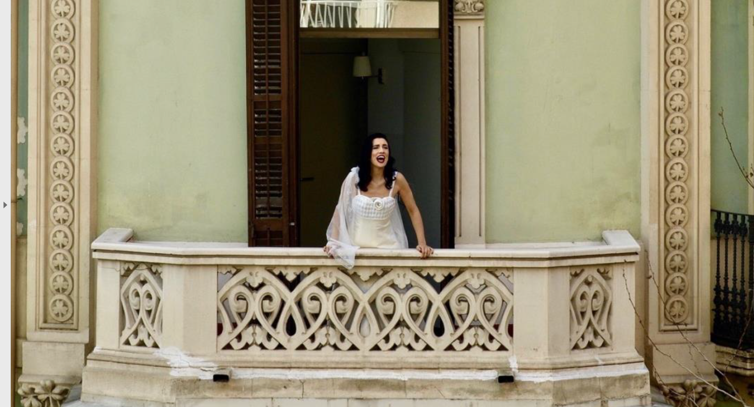 Fotograma del videoclip de la Rosantique, una artista italiana establerta a Rubí Fotograma del videoclip de la Rosantique, una artista italiana establerta a Rubí