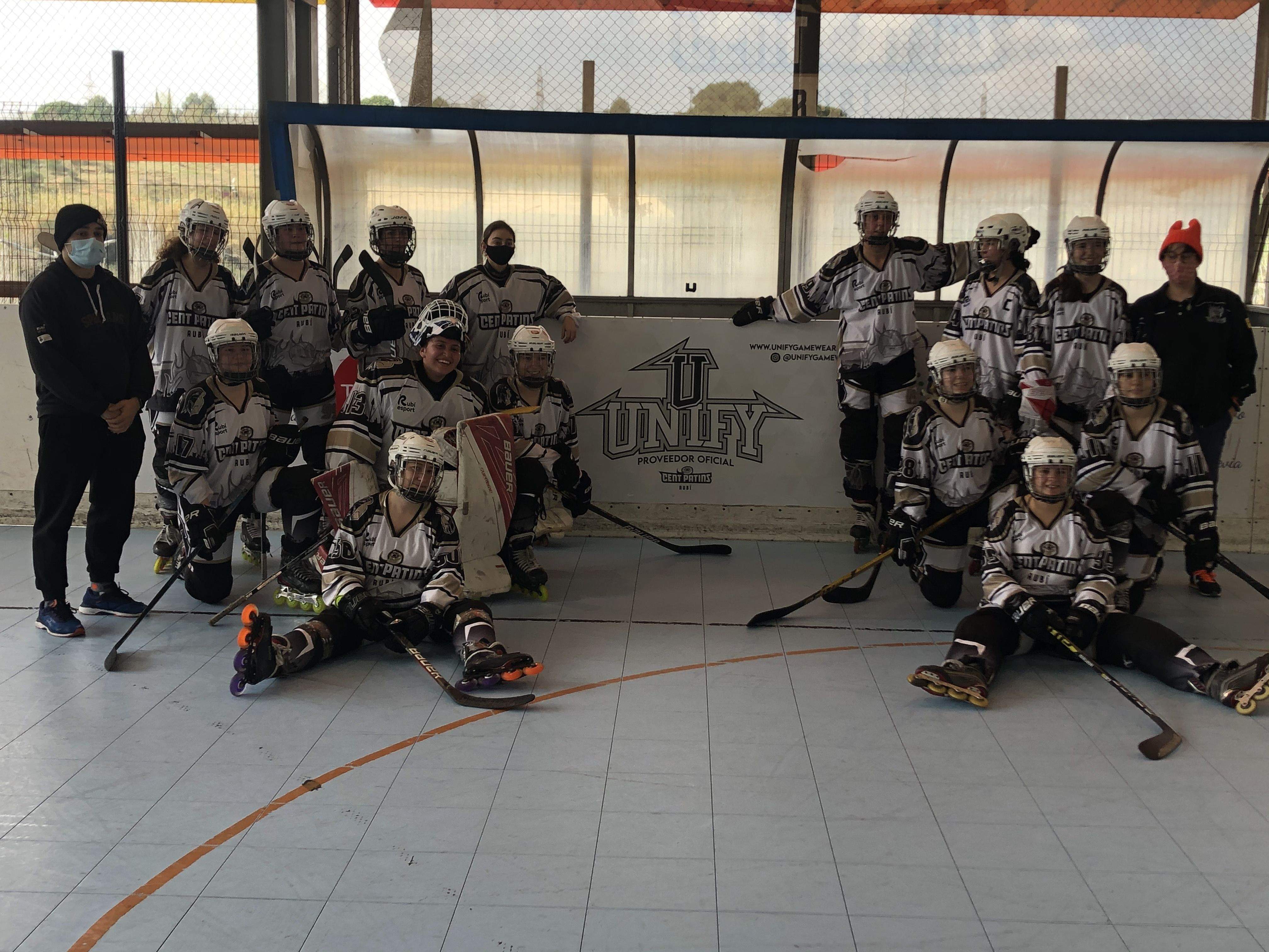 El primer equip femení de l'HCR Cent Patins, classificat pels play-offs. FOTO: Cedida