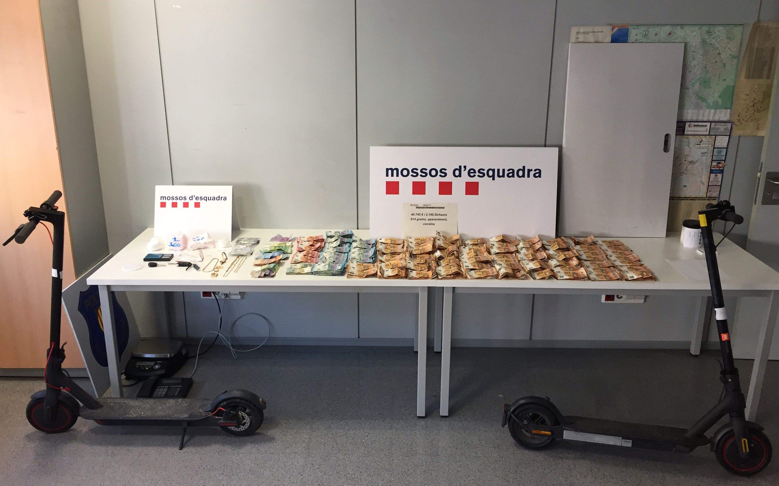 La policia va trobar a casa del detingut, més de 41.000 euros en efectiu i 814 grams de cocaïna. FOTO: Mossos d'Esquadra La policia va trobar a casa del detingut, més de 41.000 euros en efectiu i 814 grams de cocaïna. FOTO: Mossos d'Esquadra