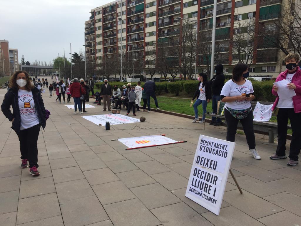 Una setantena de rubinencs i rubinenques reivindiquen el dret a decidir la jornada escolar. FOTO: Redacció