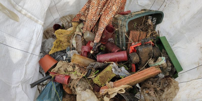Restes de residus recollits a l'entorn de la font de Sant Muç. FOTO: Núria Hueso