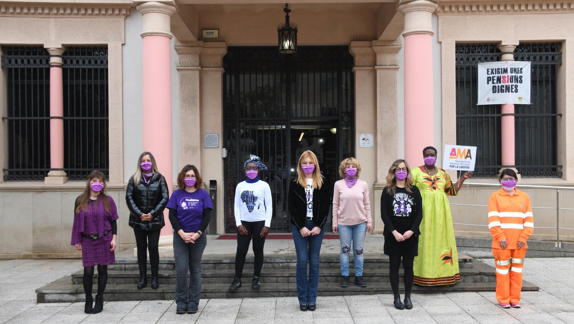 Les dones que han llegit el manifest amb l’alcaldessa, la regidora d’Igualtat i la segona tinenta d’alcaldia. FOTO: Ajuntament de Rubí – Localpres