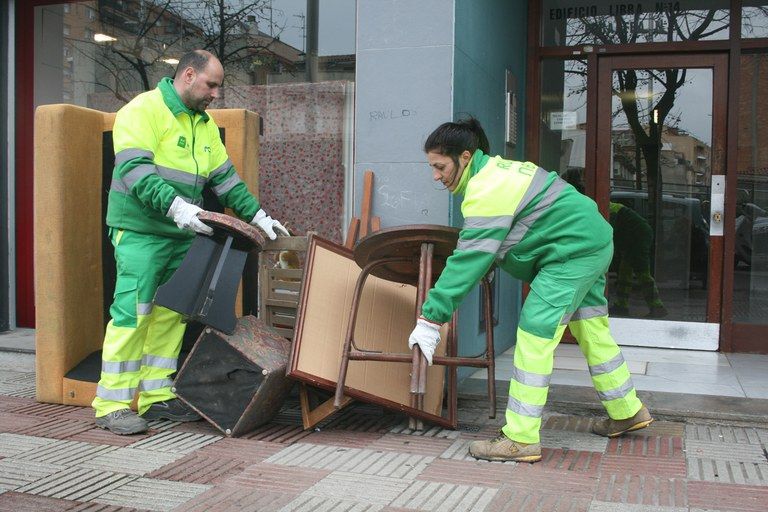 Dos operaris recullen trastos vells a Rubí. FOTO: Ajuntament de Rubí