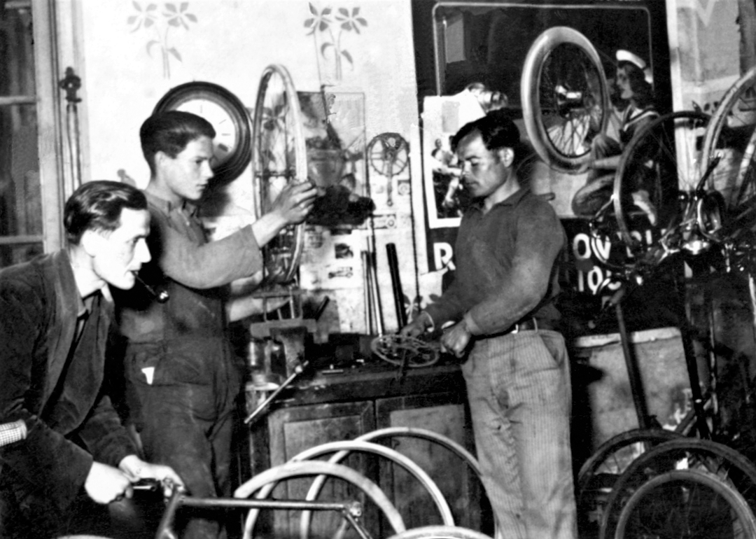 L'antic taller de bicicletes que Joan Pagès havia instal·lat al passeig d'Alfonso Sala als anys 40. FOTO: Fons Marroyo. Autor desconegut