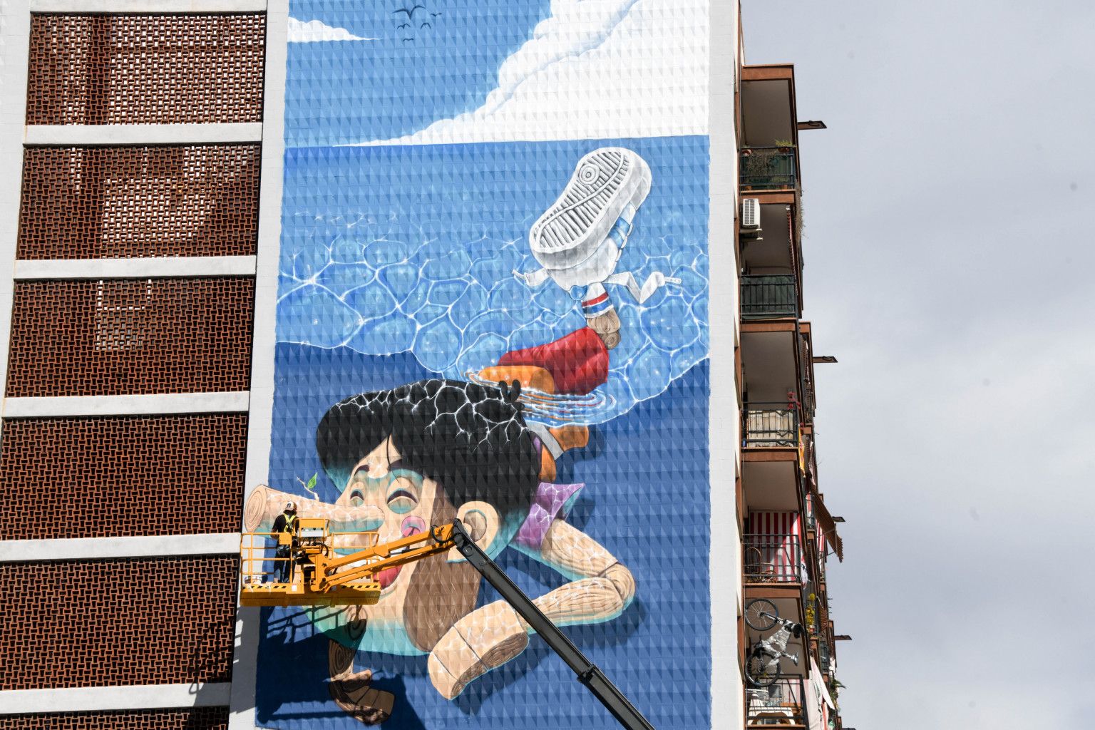 L'Urih, artista local, pintant un gran mural inspirat en 'Les aventures de Pinotxo' en el marc de la COLOR Week. FOTO: Ajuntament de Rubí