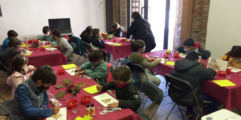 Taller de pintura amb vi sense alcohol adreçat a infants durant la jornada inaugural de la COLOR Week al Celler. FOTO: Andrea Martínez