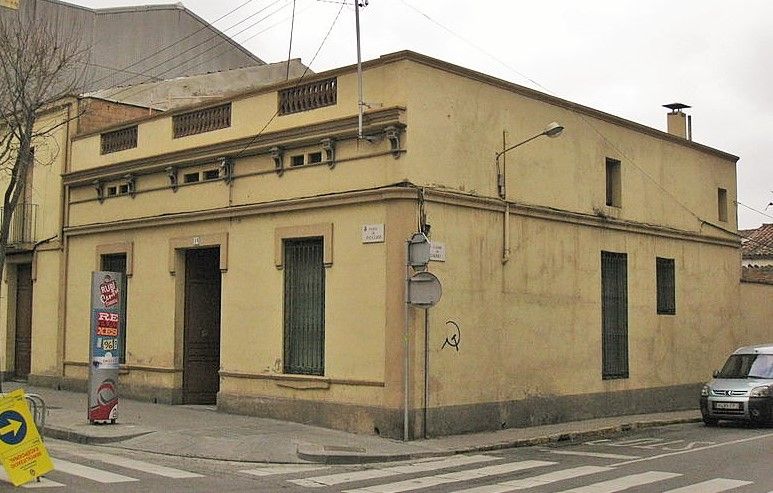Cal Patilles, situada al passeig de Pau Claris cantonada amb el carrer de Cadmo. FOTO: Viquipèdia  Cal Patilles, situada al passeig de Pau Claris cantonada amb el carrer de Cadmo. FOTO: Viquipèdia