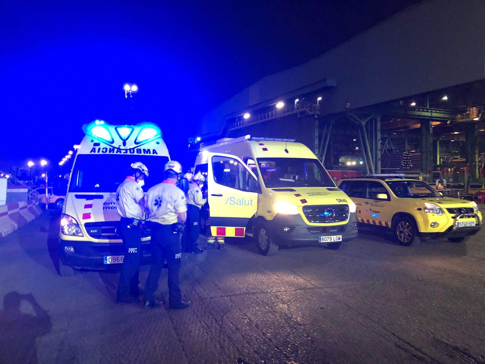 Un ferit greu i tres de lleus en una explosió d'escòria i vapor d'aigua a una foneria de Castellbisbal. FOTO: SEM