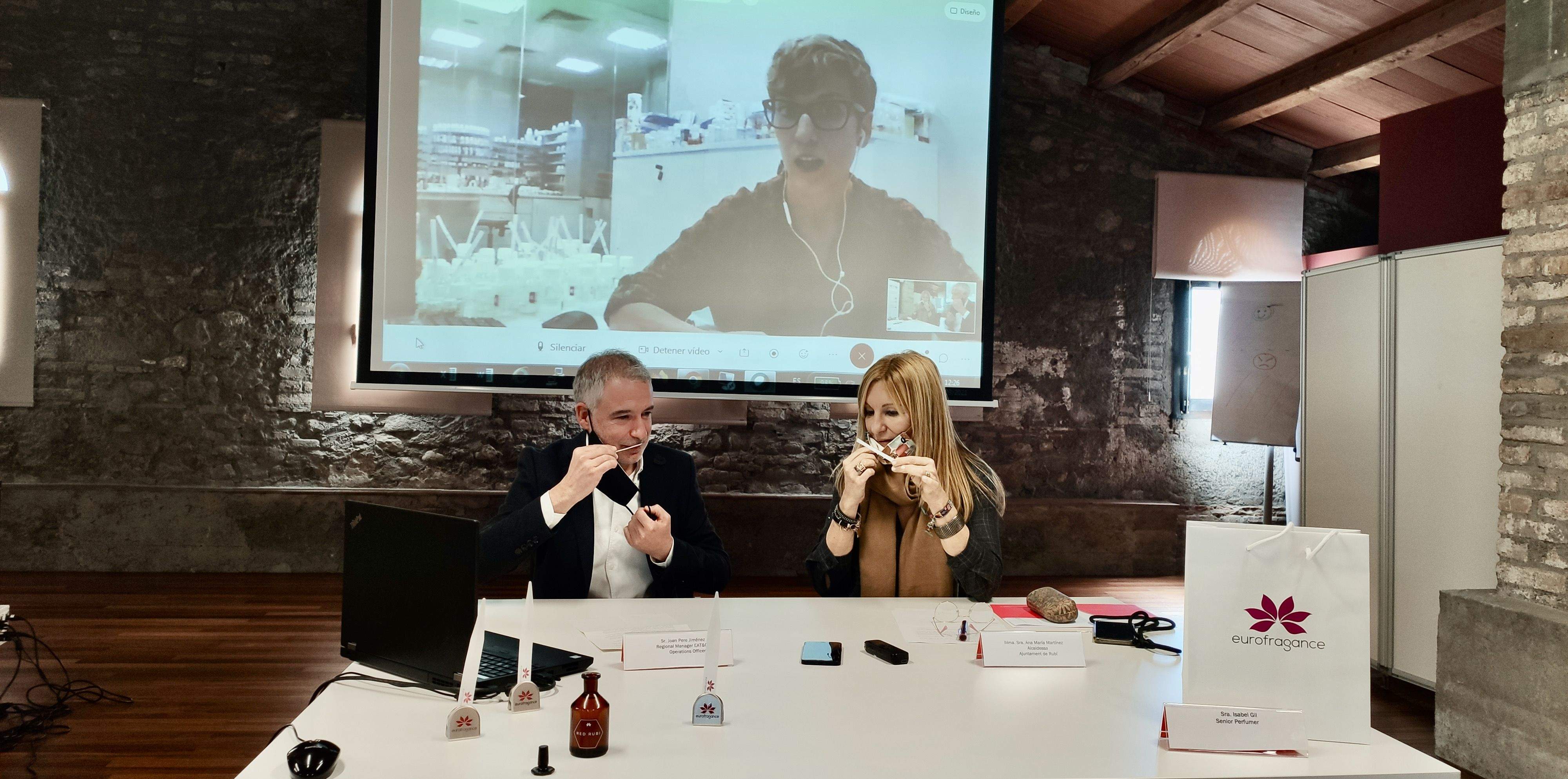 L'alcaldessa de Rubí i el regional manager d’Eurofragance, olorant la nova fragància inspirada en la ciutat. FOTO: Redacció