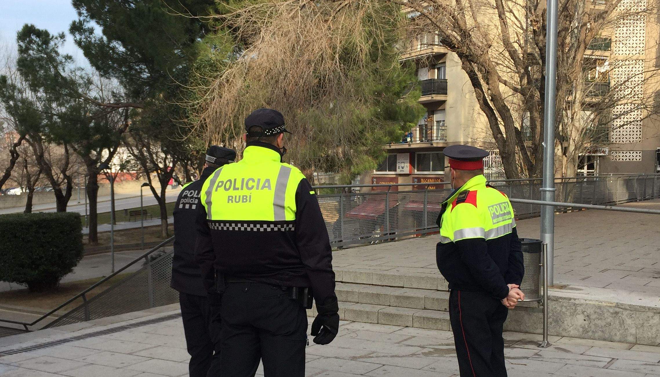 Agents de Mossos d'Esquadra i Policia local a Rubí. FOTO: NHS Agents de Mossos d'Esquadra i Policia local a Rubí. FOTO: NHS