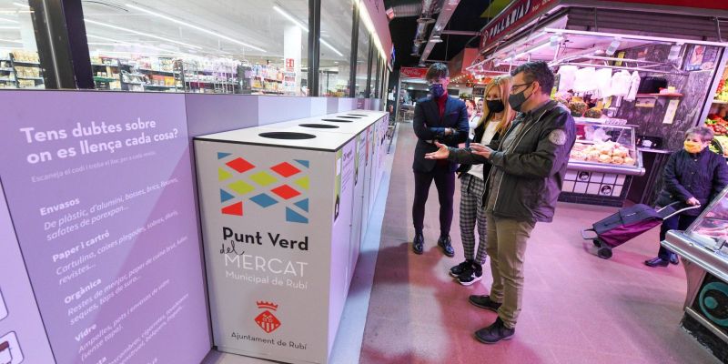 L’alcaldessa i els regidors, durant la presentació del nou punt verd. FOTO: Ajuntament de Rubí – Localpres) L’alcaldessa i els regidors, durant la presentació del nou punt verd. FOTO: Ajuntament de Rubí – Localpres)