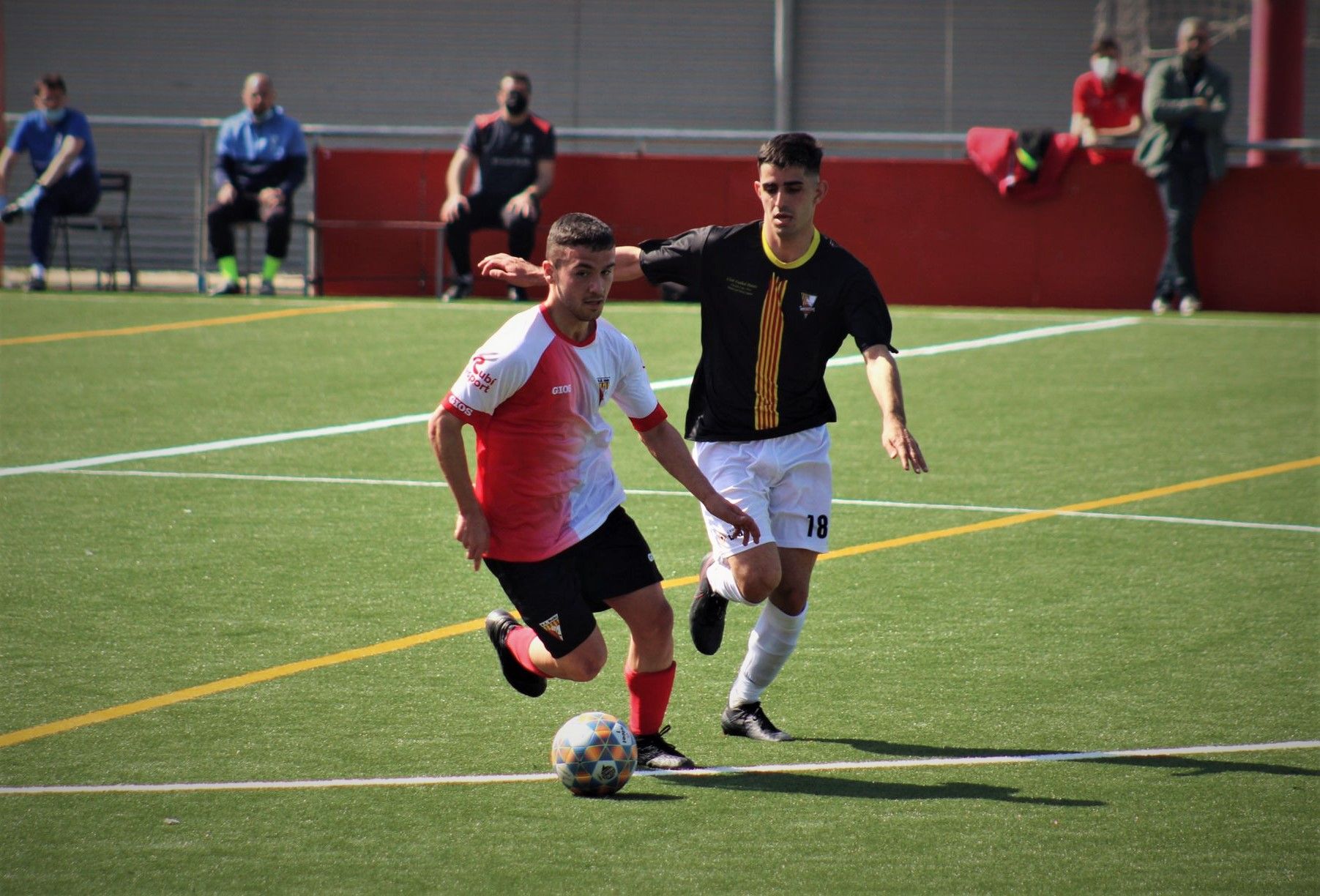 El jugador de la UE Rubí Jordi Masip en una disputa durant el partit davant el Parets al Municipal de Can Rosés. FOTO: Andrea Martínez