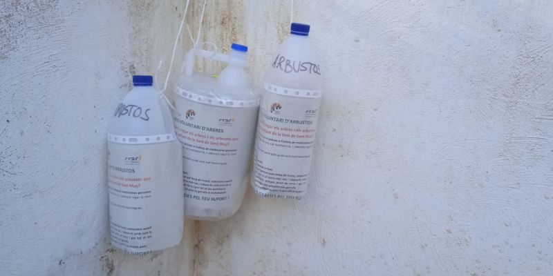 Els recipients es troben al costat de la font, i tenen diverses capacitats, per als arbres i per als arbustos. FOTO: Cedida Els recipients es troben al costat de la font, i tenen diverses capacitats, per als arbres i per als arbustos. FOTO: Cedida