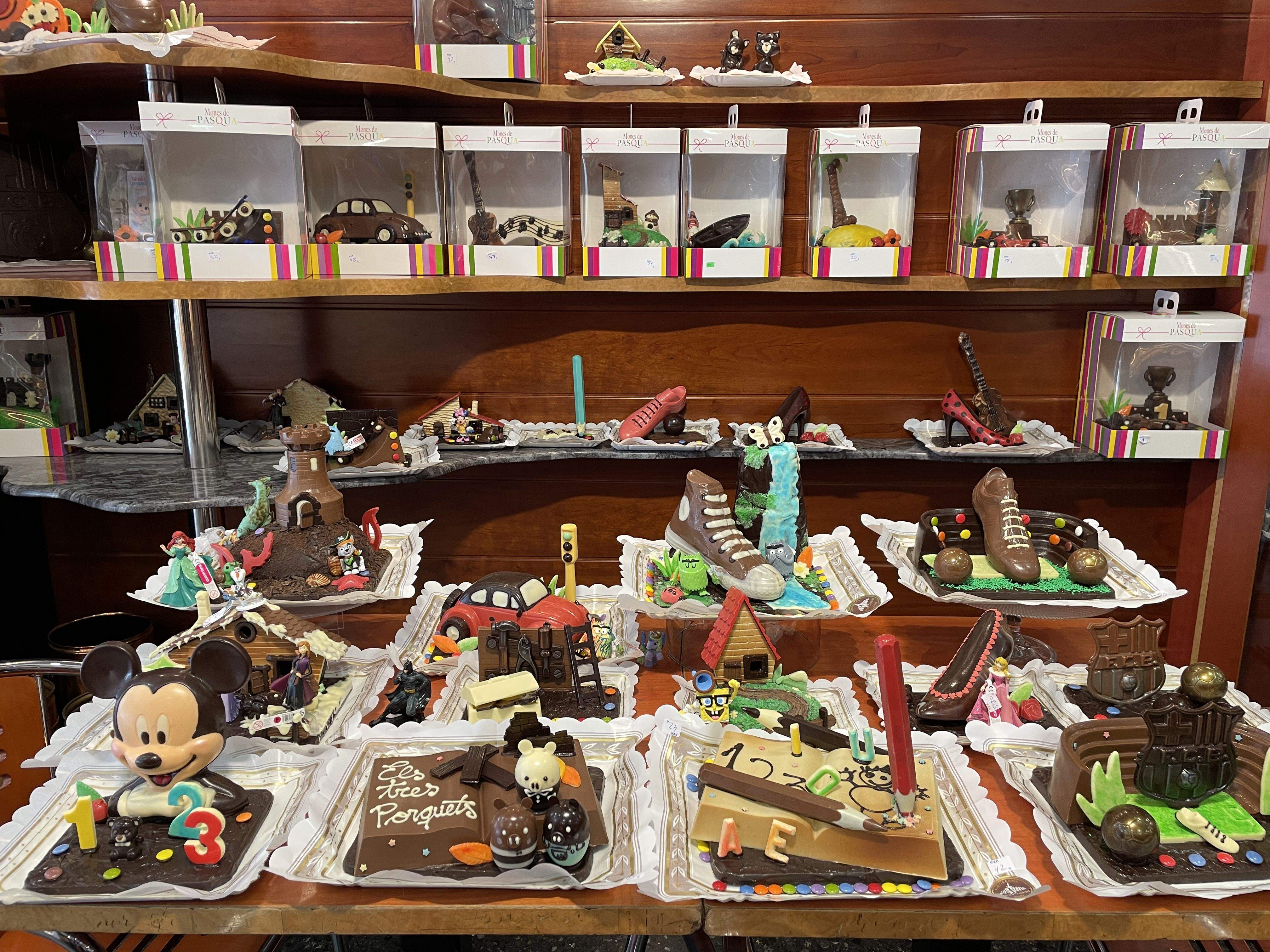 Aparador ple de mones a l'interior de la pastisseria Sant Jordi de Rubí. FOTO: Redacció