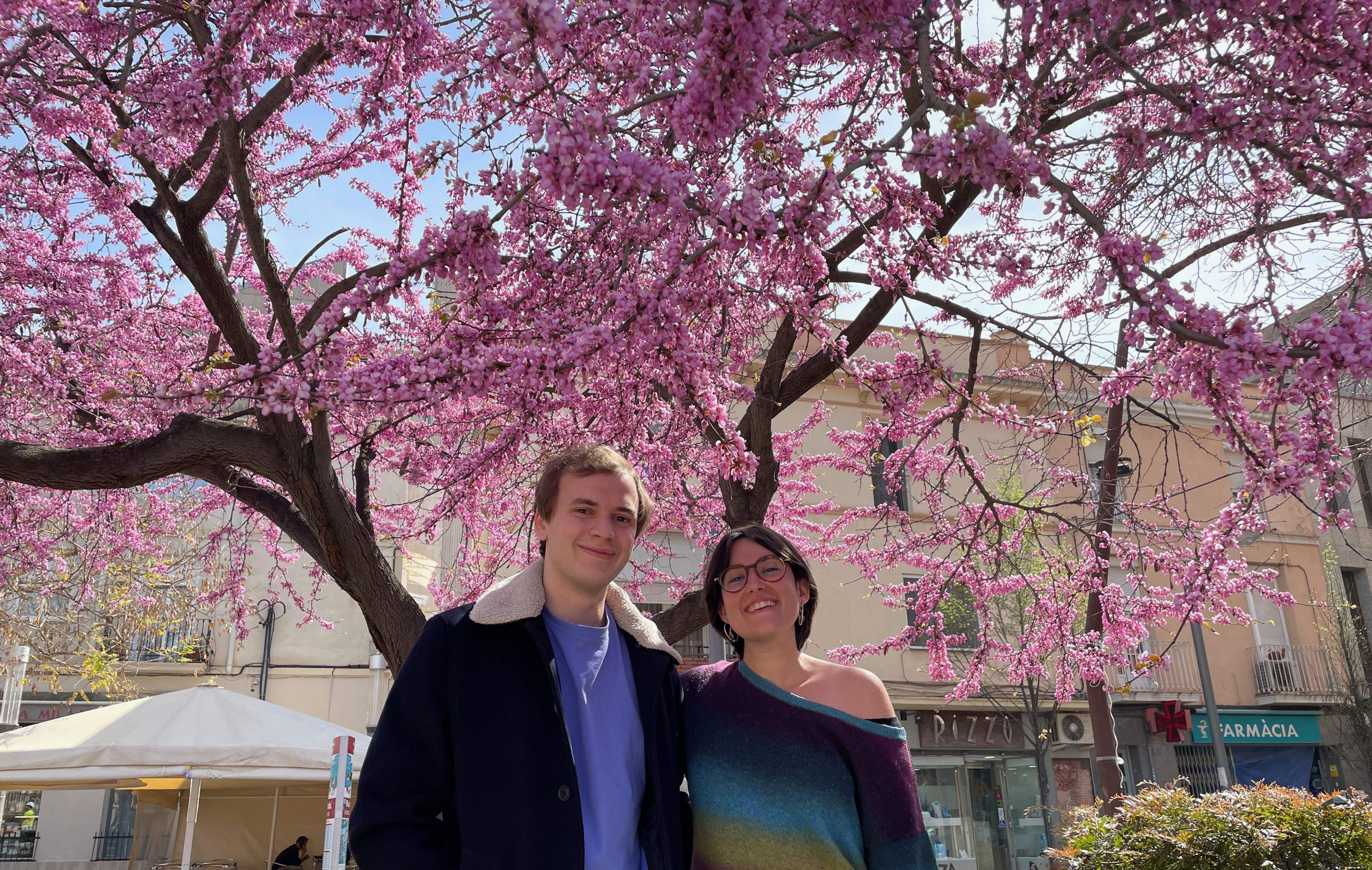L'Ignasi Muñoz i l'Alba Luz, a la plaça Catalunya de Rubí. FOTO: Redacció