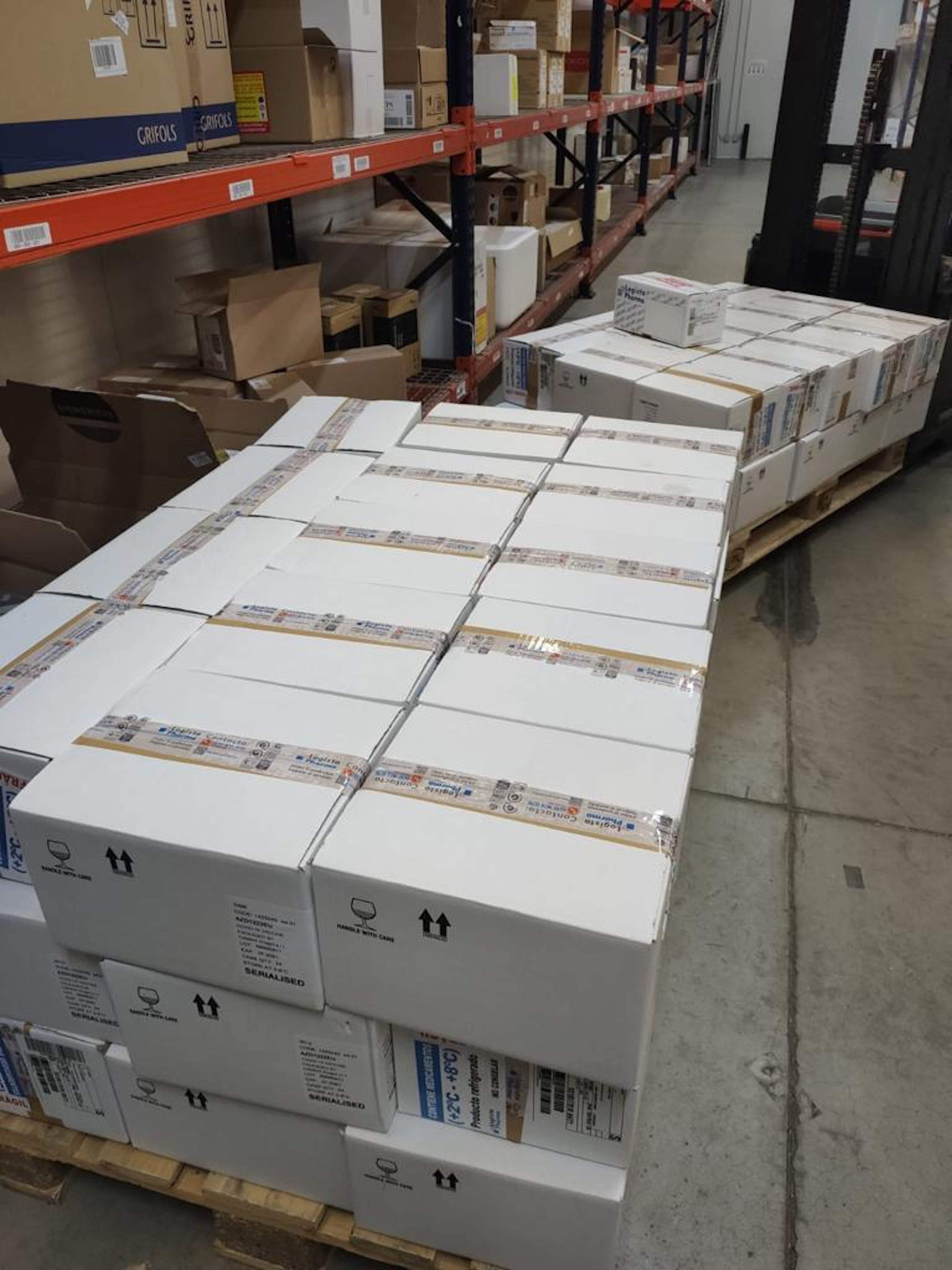 Arriben a Catalunya les noves dosis de la vacuna d'AstraZeneca contra la covid-19. FOTO: ACN