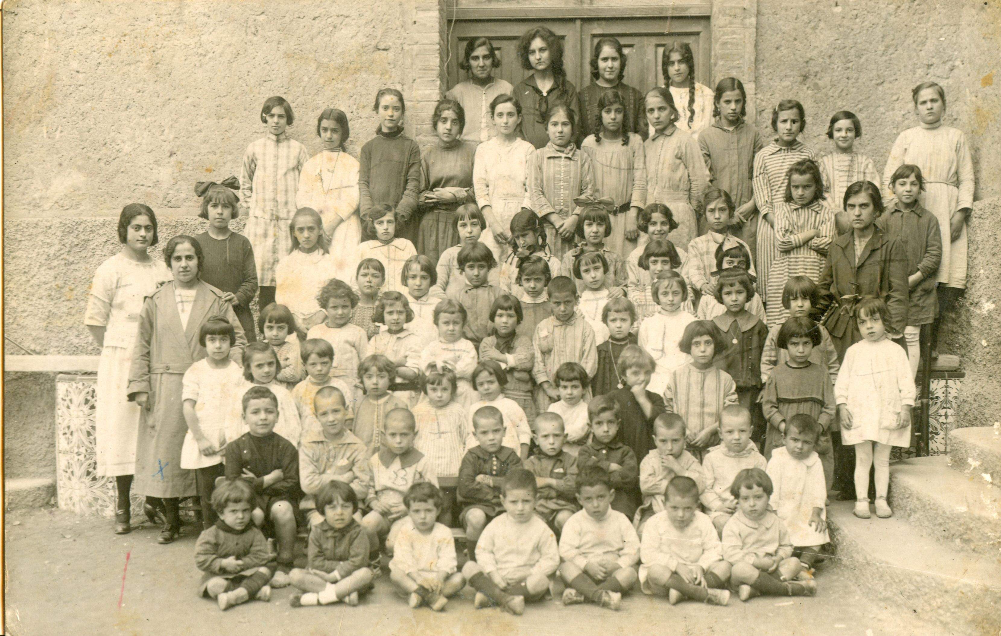 Les nenes de l’Escola Parroquial de Nostra Senyora de Montserrat, 1922. FOTO: Arxiu de l’actual Escola Mare de Déu de Montserrat 