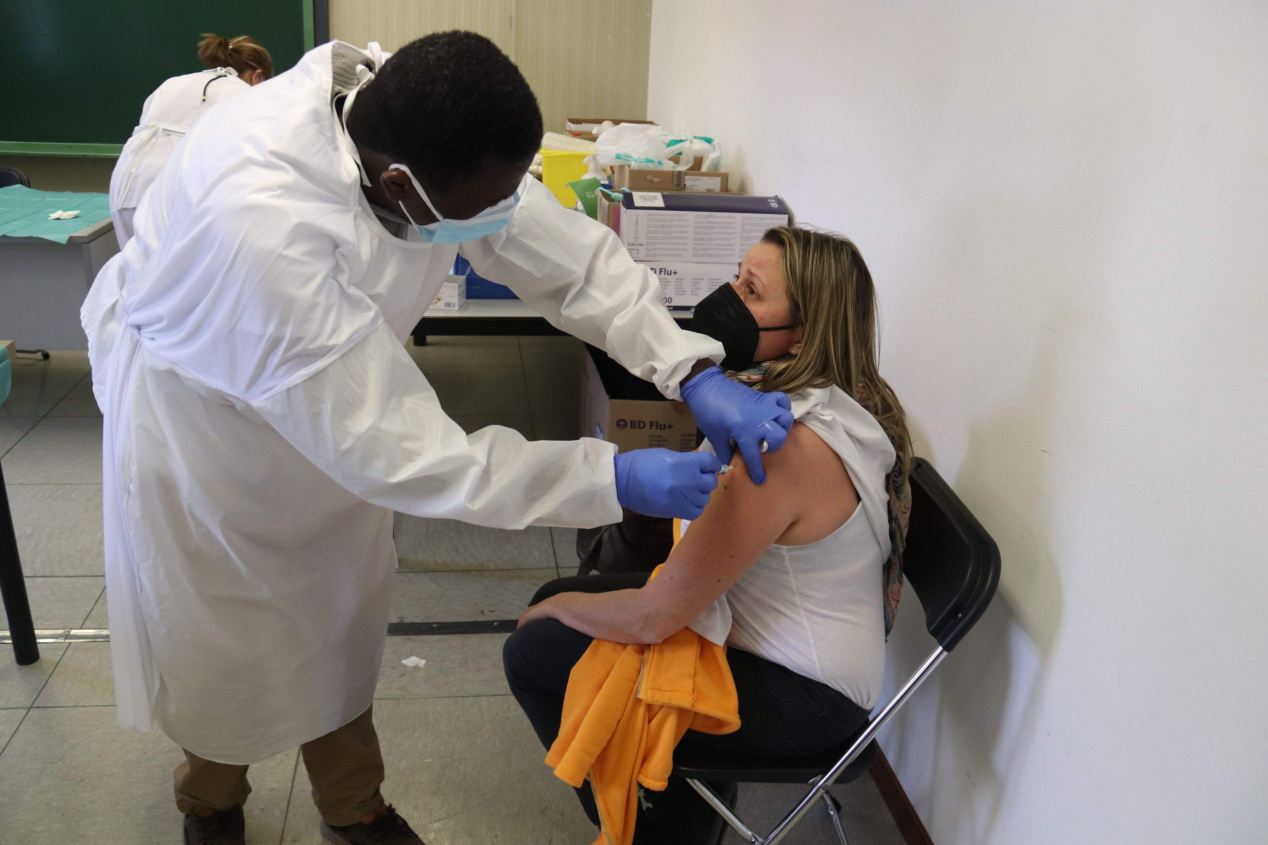 Una dona rebent la vacuna la primera dosi d'AstraZeneca el 18 de febrer. FOTO: ACN