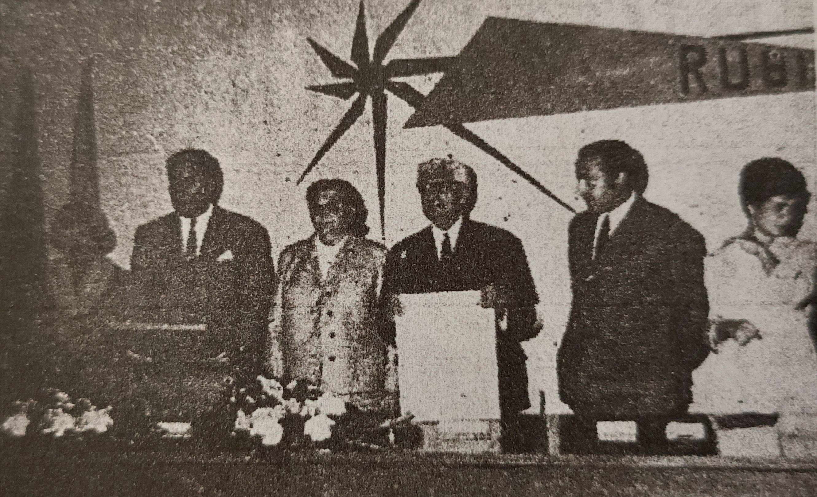 Hermann Obert rep l'homenatge per l'associació juvenil a l'escola Montserrat. FOTO: Rubricata
