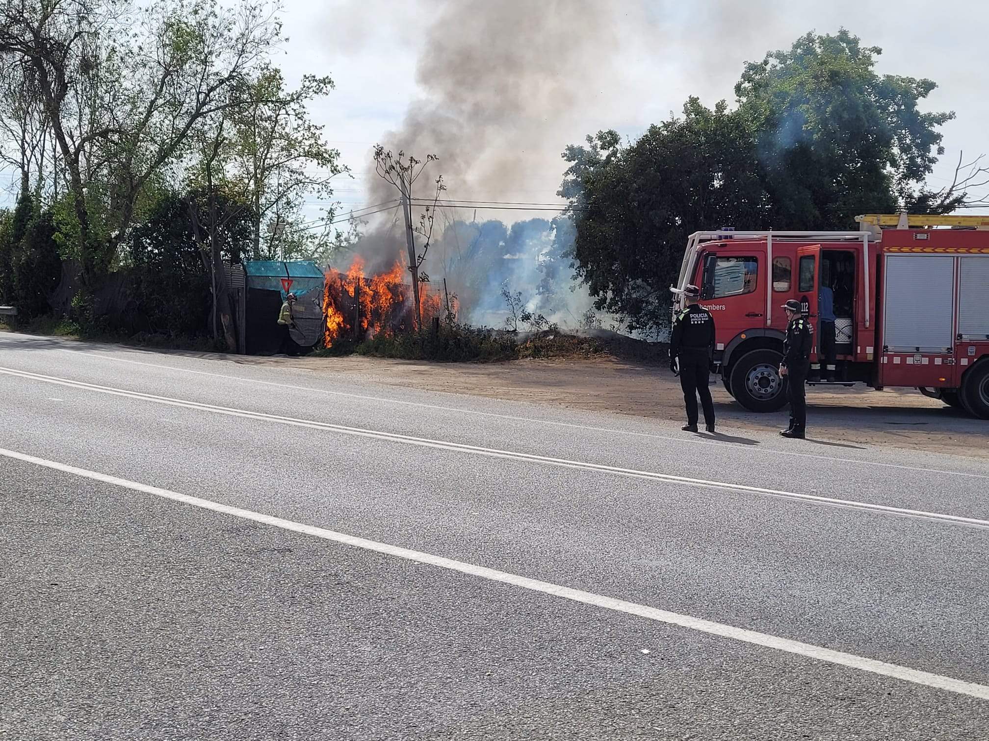 Crema de matolls al carrer Francesc Guerrero i avinguda Electricitat. FOTO: Manel Cervantes