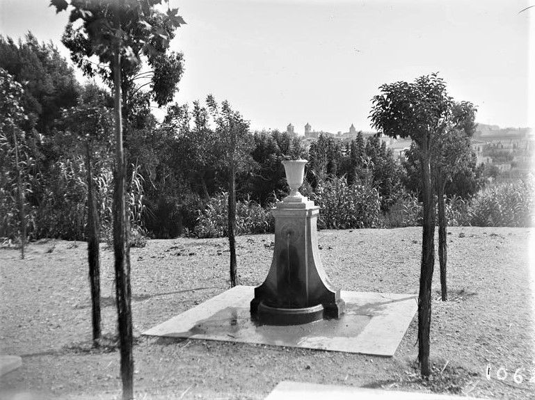 A la foto hi podem veure la font de la via el 1945, quan va ser restaurada. Publicada per Andrés Mendez 