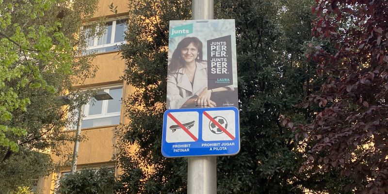 A la plaça del Doctor Guardiet encara hi ha un anunci de Junts per Catalunya. FOTO: R. Cabús