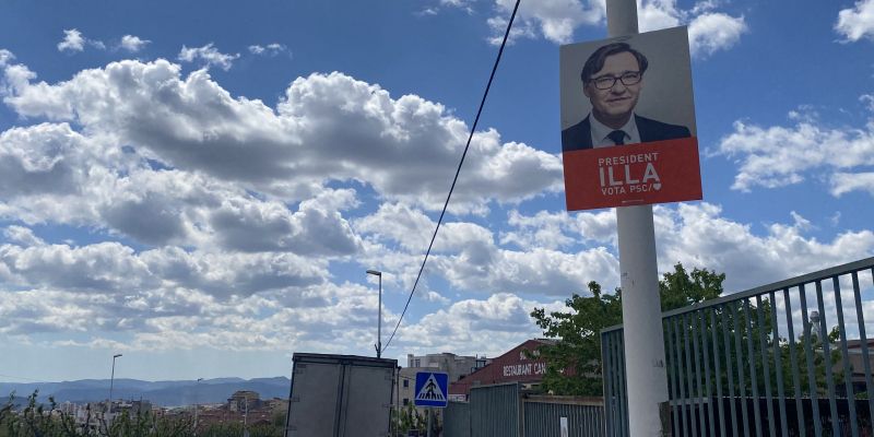 El PSC encara té un cartell electoral a l’avinguda de les Olimpíades. 