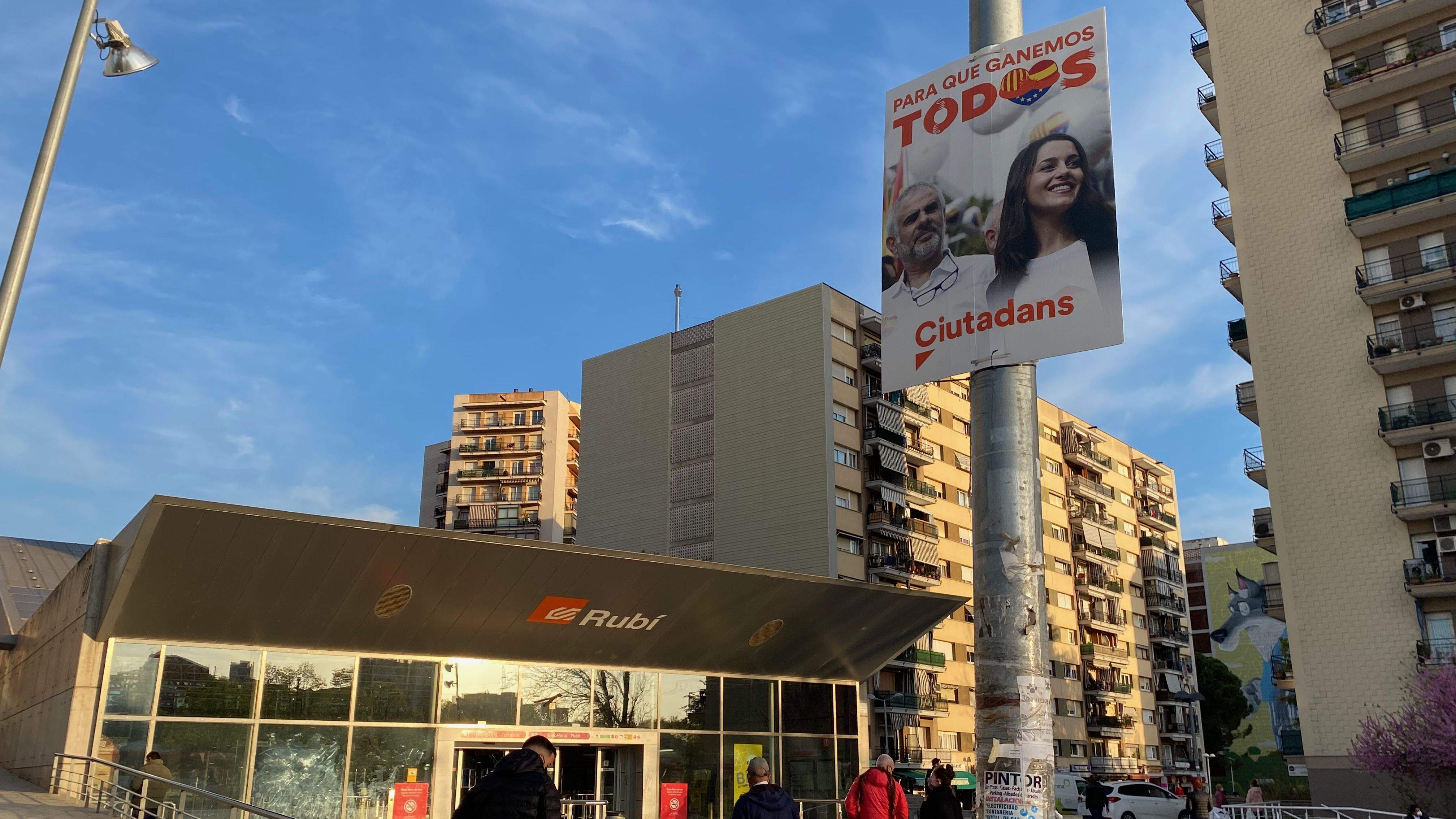 Un cartell electoral de Ciutadans a la plaça de la Nova Estació de Rubí, dos mesos després dels comicis. FOTO: R. Cabús