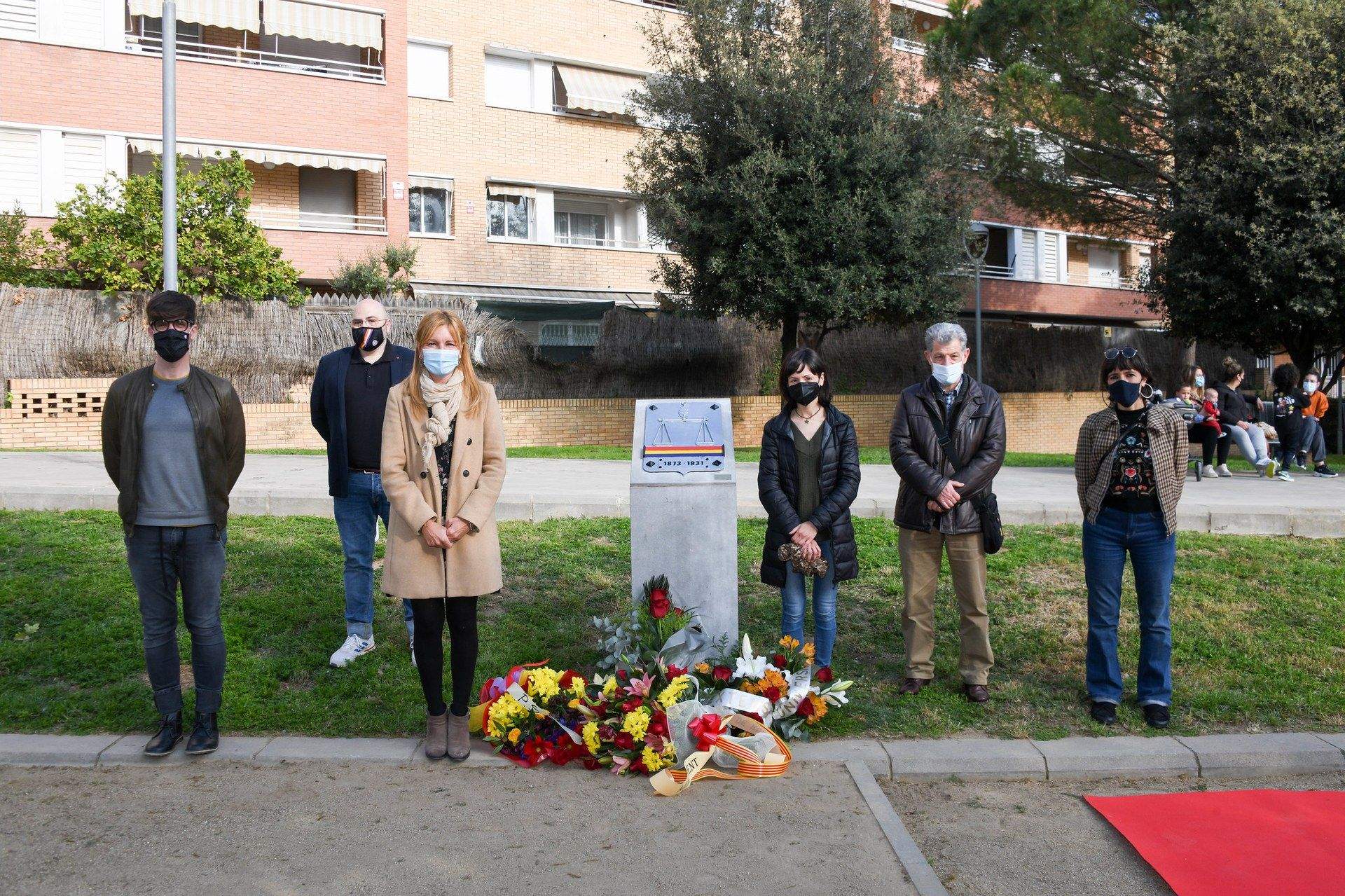 Representants municipals de l'AUP, ERC, PSC i En Comú Podem a la plaça de la República de Rubí. FOTO: Ajuntament de Rubí-Localpress