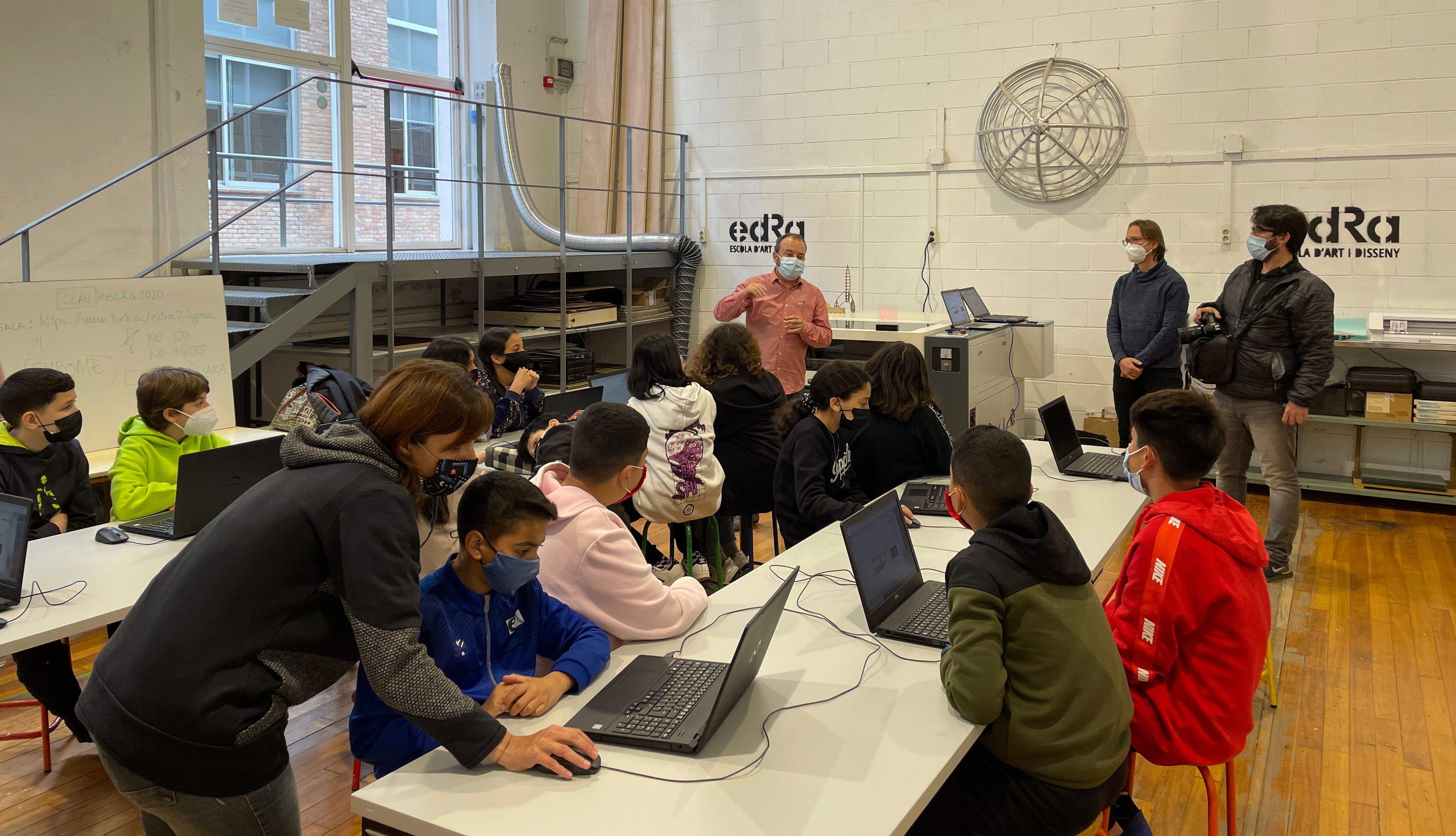 El carnet Rubí 360 s’ha presentat al taller de fabricació digital de l’escola d’art i disseny edRa, on hi havia alumnat de l’escola Montessori de Rubí. FOTO: NHS