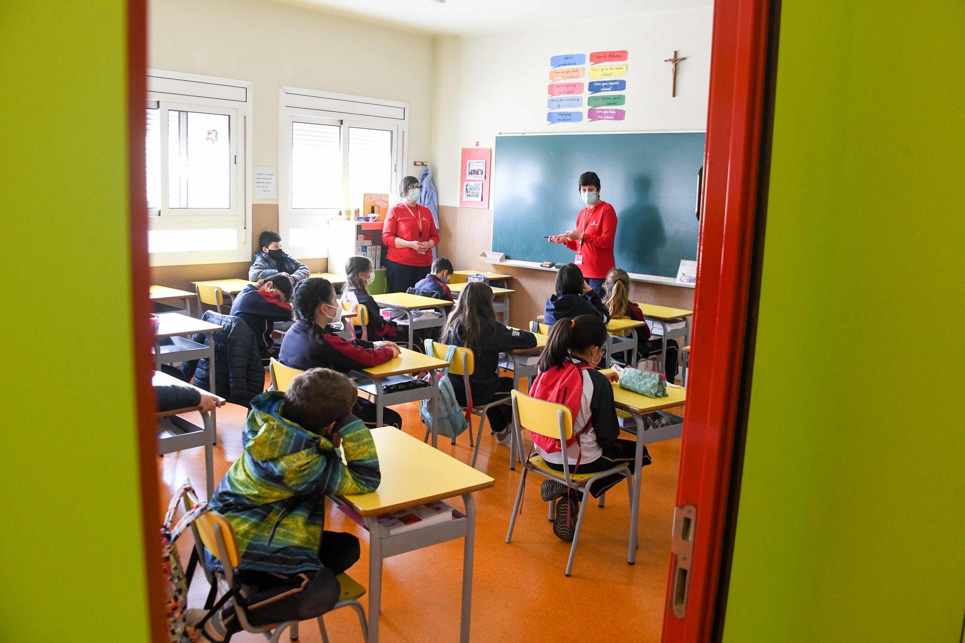 Les Agents pel Civisme consciencien sobre el correcte ús dels contenidors. FOTO: Ajuntament de Rubí / Localpress