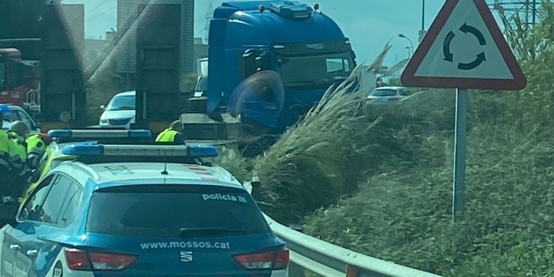 El camió accidentat a la B-30, en el seu pas per Sant Cugat. FOTO: TOT Sant Cugat El camió accidentat a la B-30, en el seu pas per Sant Cugat. FOTO: TOT Sant Cugat