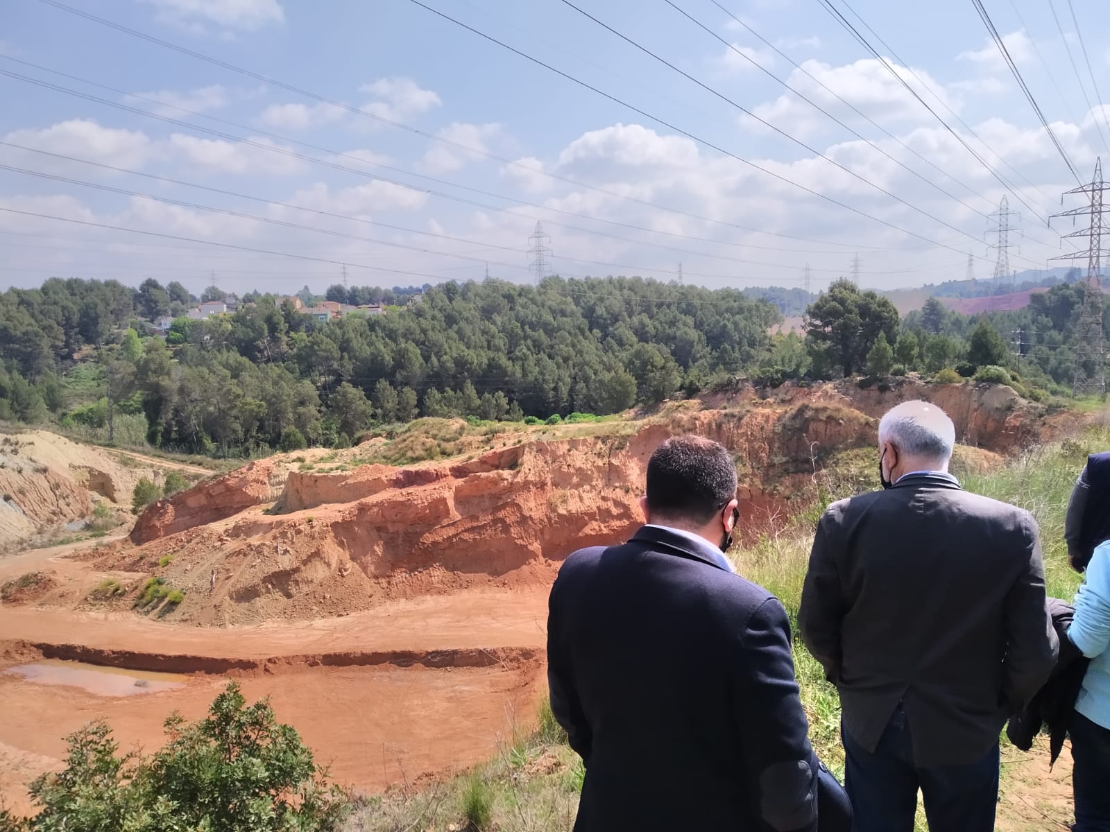 El líder de Ciutadans al Parlament, Carlos Carrizosa, ha visitat les instal·lacions del futur abocador de Can Balasc, amb el portaveu municipal del partit i membres de la Plataforma Rubí sense Abocadors. FOTO: Cedida
