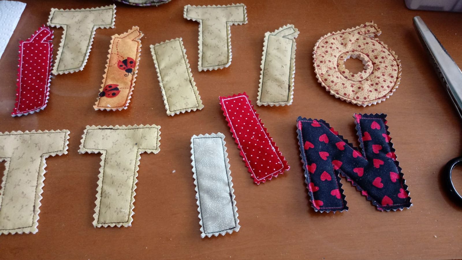 Lletres als bressols dels nadons de l'Hospital de Terrassa. FOTO: Associació de Puntaires de Rubí