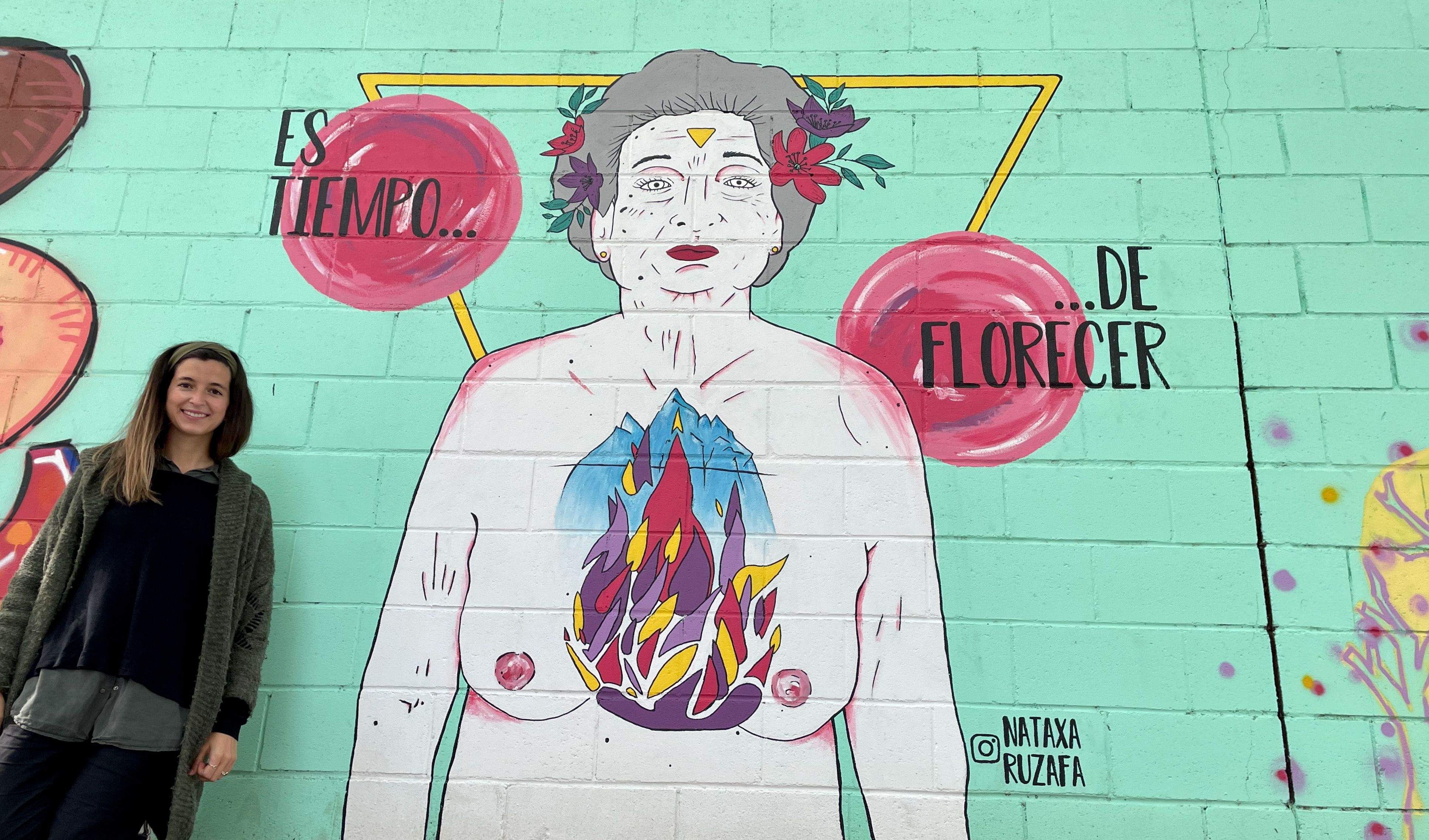 La Nataxa Ruzafa davant d'una de les seves creacions a Rubí. FOTO: NHS 