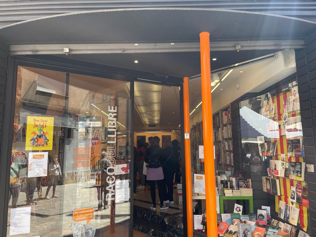 Clientela dins el Racó del Llibre. FOTO: Arxiu