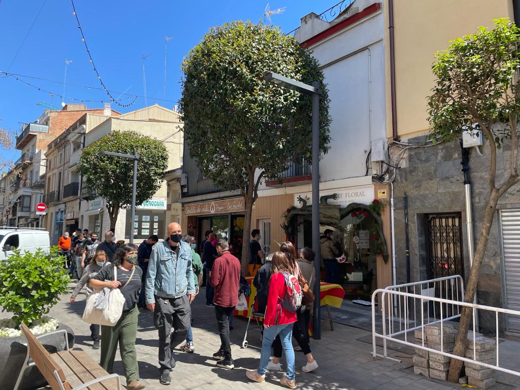 Ambient als carrers del centre per Sant Jordi. FOTO: N. Hueso