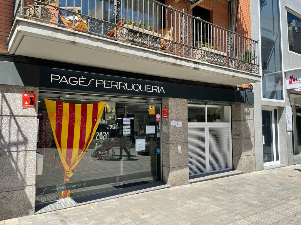 Aparador de la perruqueria Pagès amb motiu de la Diada. FOTO: N. Hueso