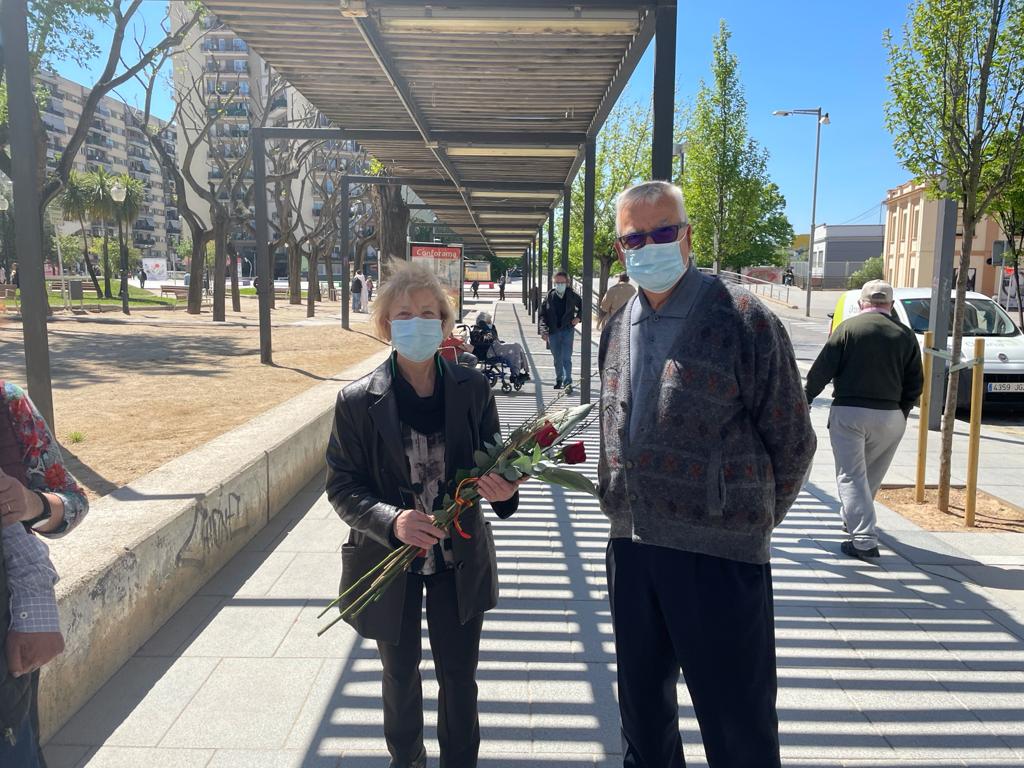 Ciutadania amb la rosa de Sant Jordi. FOTO: N. Hueso