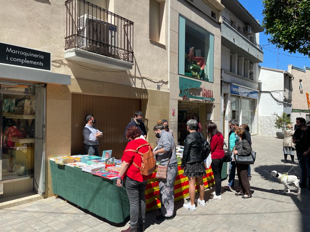 Parada de llibres a l'aire lliure de L'Ombra. FOTO: N. Hueso