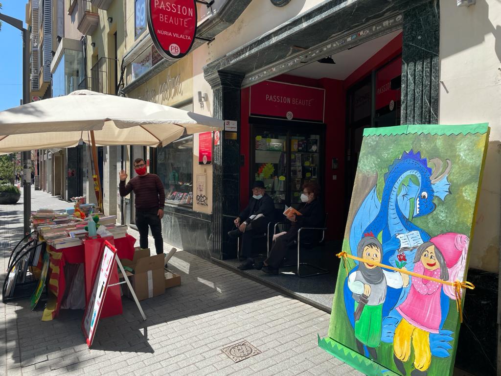 Parada de llibres dels Establiments Vilalta al passeig Francesc Macià. FOTO: N. Hueso