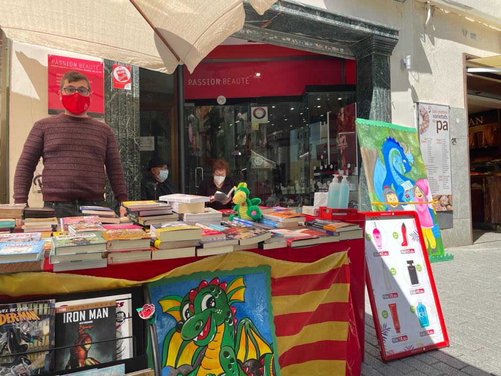 Parada de llibres Vilalta al passeig Francesc Macià. FOTO: N. Hueso