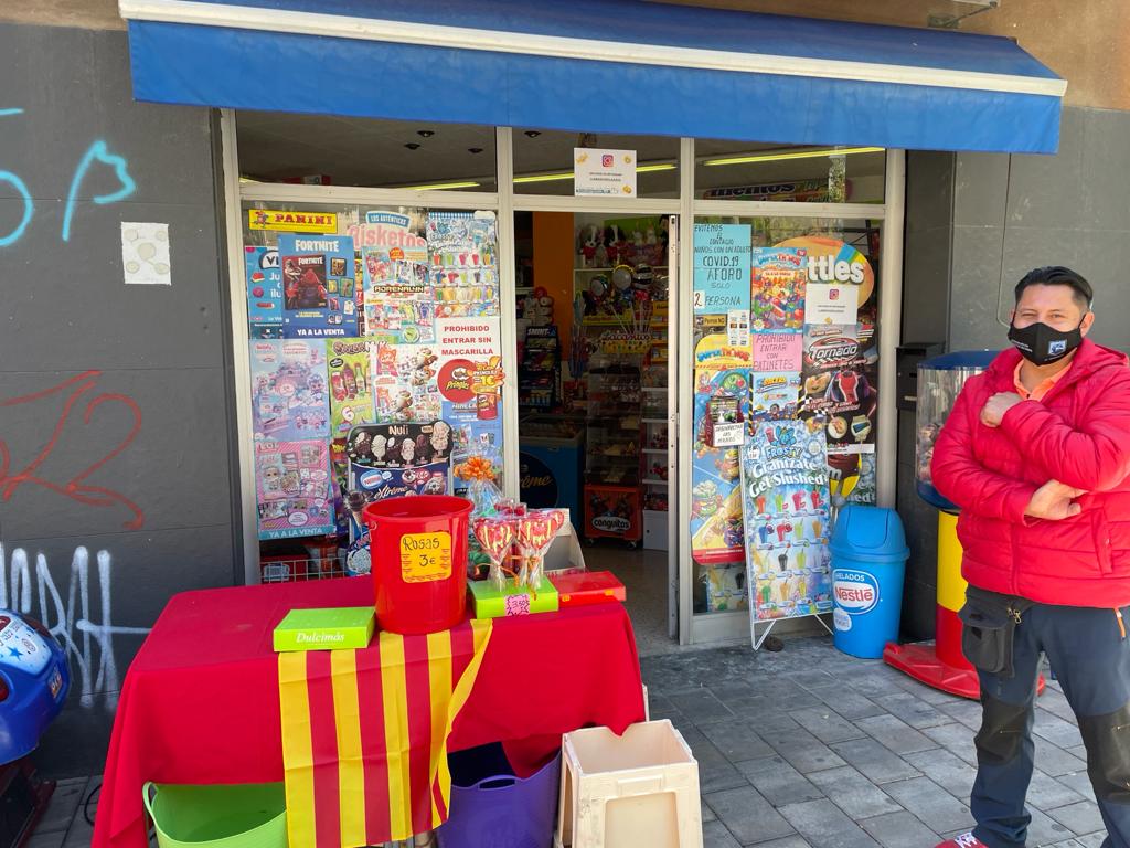 Un comerciant de la plaça Onze de Setembre amb les roses esgotades. FOTO: N. Hueso