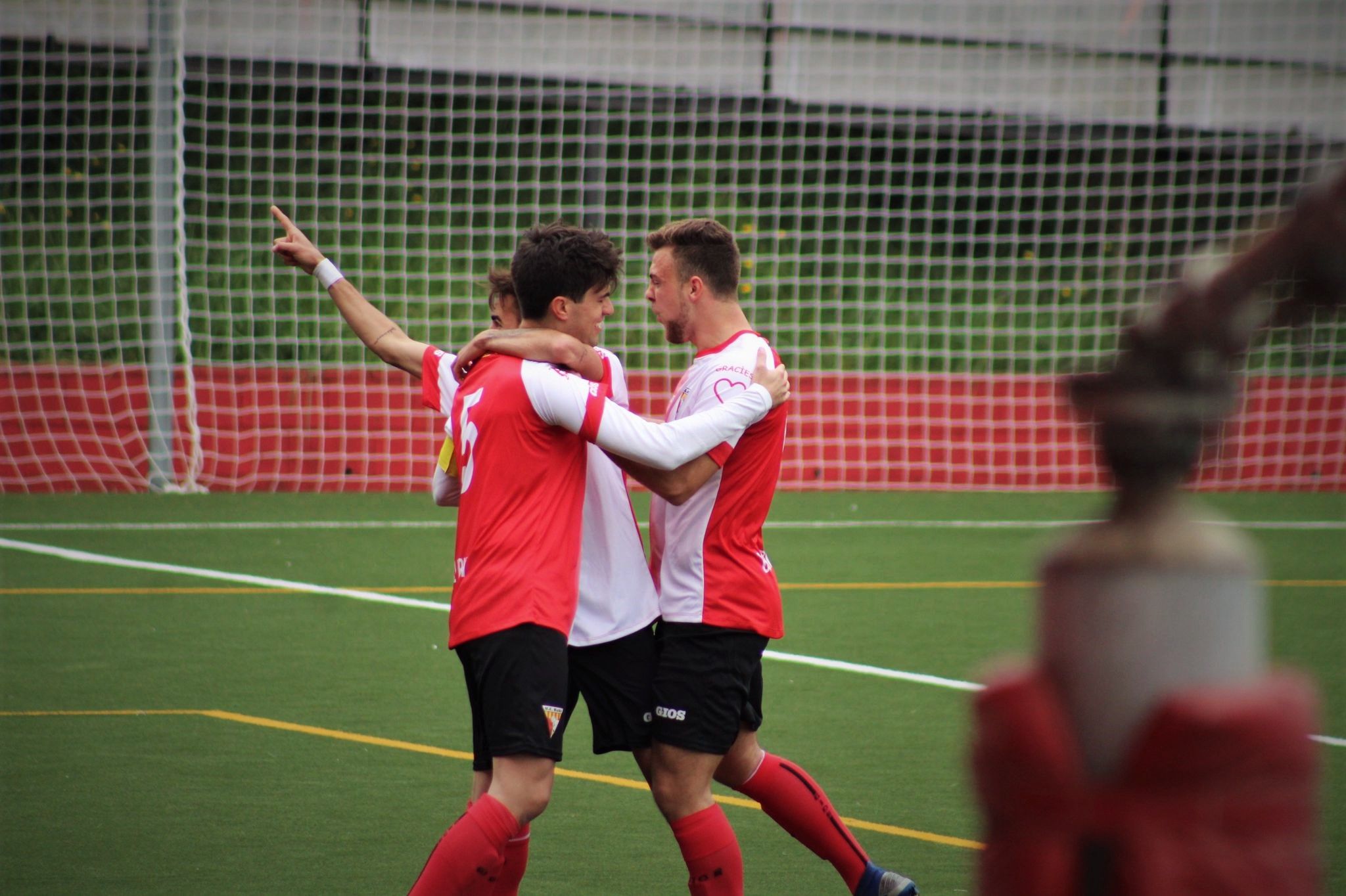 Jugadors de la UE Rubí celebrant un gol al Municipal de Can Rosés.. FOTO: Andrea Martínez 