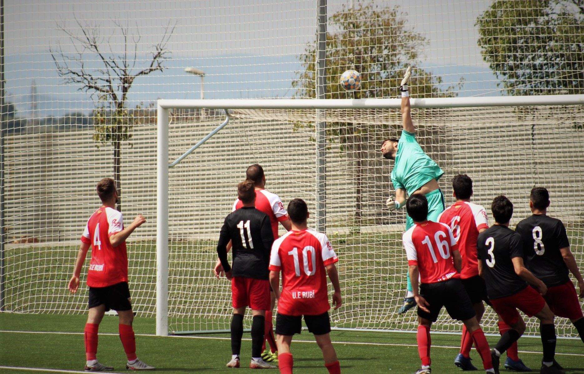 La UE Rubí cau davant el Mollet en un partit intens (1-2). FOTO: Andrea Martínez 