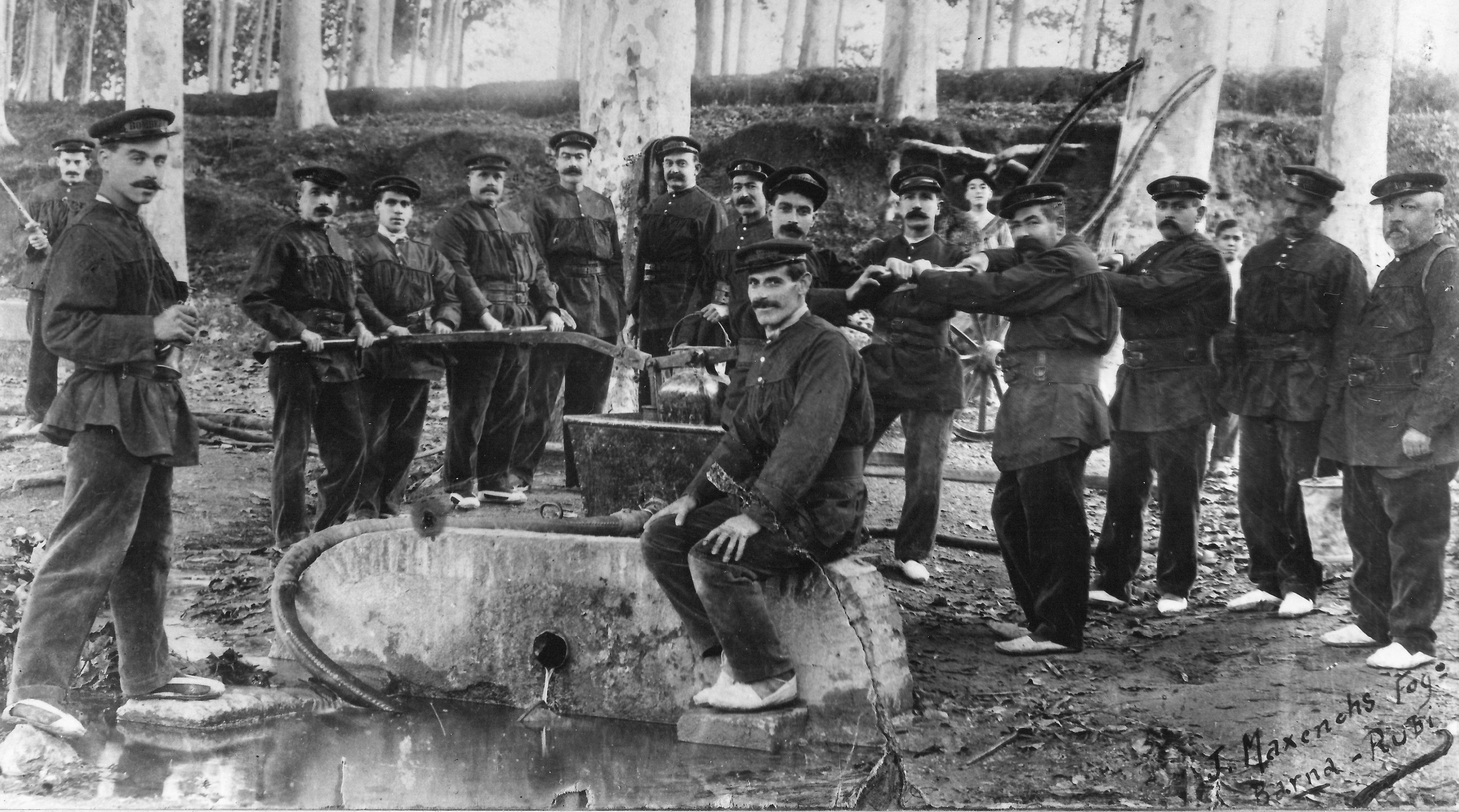 Els bombers de Rubí amb una bomba, a la Font de Can Felip, sobre el 1920. Autor de la fotografia: J.Maxenchs / Fons Família Mas 