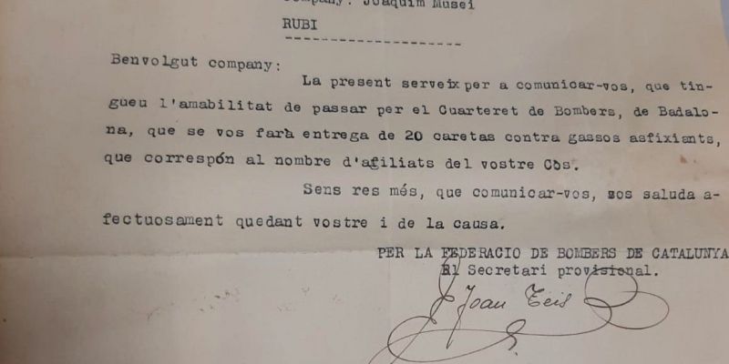 Detall del document de cessió de mascaretes antigas a bombers de Rubí. FOTO: Cedida per Bombers en guerra Detall del document de cessió de mascaretes antigas a bombers de Rubí. FOTO: Cedida per Bombers en guerra