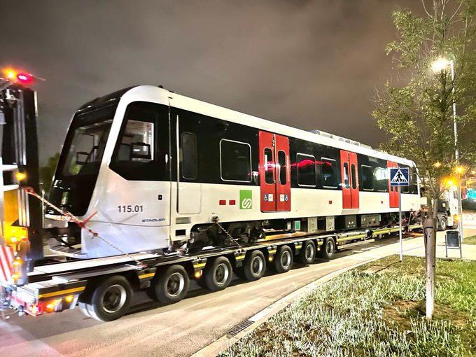 Vagó de FGC transportat amb camió. FOTO: Ferrocarrils