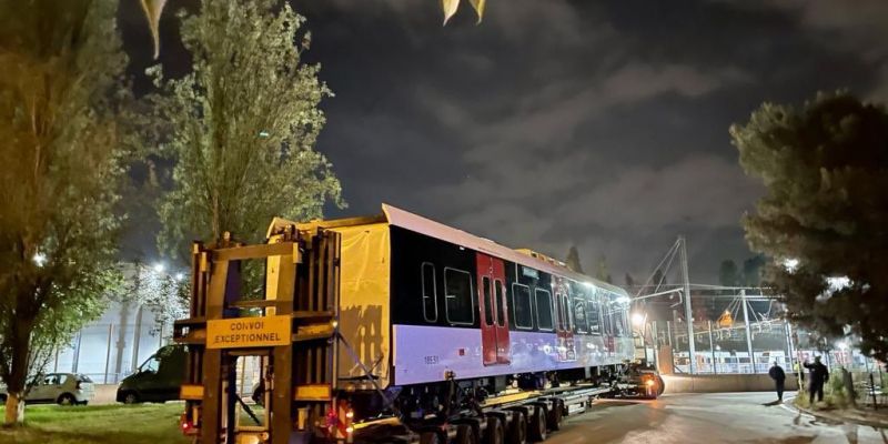 Transport d'un dels vagons fins al COR de Rubí. FOTO: Ferrocarrils